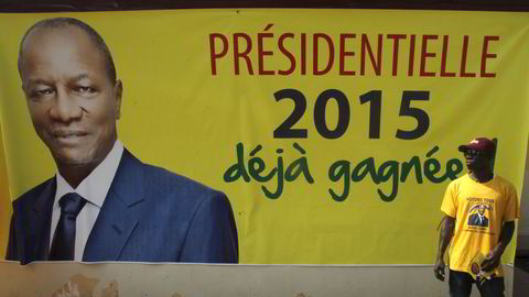 Et kampanjebanner for Alpha Conde fra oppløpet til presidentvalget i Guinea i oktober. FOTO: Luc Gnago / Reuters / NTB scanpix