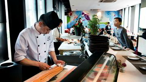 Den voksende middelklassen i Kina etterspør mer laks. På den japanske restauranten Haiku i området Det franske kvarter i Shanghai må kokken Feng Jiang nøye seg med en skotsk laks, men kan snart vente seg leveranser fra Norge.