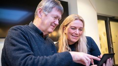 Tv-distributørene kjemper for å holde på tv-seerne og lanserer blant annet muligheten til å søke etter innhold på tvers av alle leverandører. Her kikker styreleder Toril Nag i Altibox på hvordan tv-tjenesten ser ut på nettbrett sammen med Svein Aronsen, produktsjef for tv og applikasjoner.
