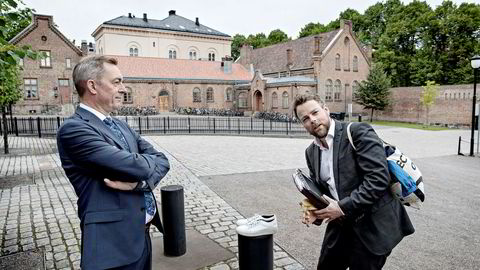 EØS-minister Frank Bakke-Jensen møter kunnskapsminister Torbjørn Røe Isaksen på vei inn til regjeringskonferanse på Statsministerens kontor i Oslo. Midt i en hektisk valgkampinnspurt må kunnskapsministeren sjonglere mellom fottøy som passer til ulike anledninger.