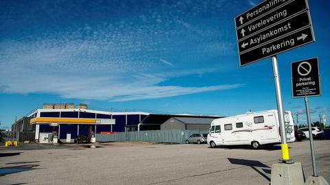 Tidligere rommet dette bygget Smart Club. Etter at varehuset stengte, fikk gårdeieren langtidskontrakt med UDI. Av sikkerhetshensyn er området gjerdet inn.