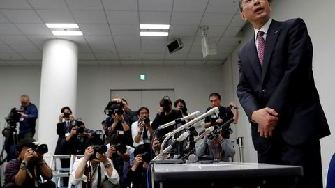 Nissan toppsjef Hiroto Saikawa snakker med presseni Yokohama etter at det mandag ble klart at Nissans styreformann Carlos Ghosn vil bli arrestert.