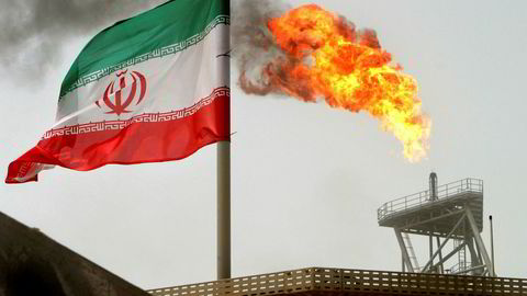 Oljeprisen stiger halvannen prosent mandag etter at Donald Trump truer med «slutten på Iran». Her ses en gassflamme på en oljeplattform på Soroush-feltet, offshore Iran.