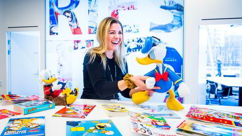 Markedssjef Cecilie Kalleberg i Egmont Kids retter på Donalds løse ben, mens Onkel Skrue slapper av med en pocketbok. Det er er 70 år siden første utgave av Donald Duck &amp; Co. ble utgitt i Norge.