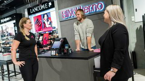 For Einar Øgrey Brandsdal har netthandel med kosmetikk blitt en gullgruve. Her med salgs- og markedsansvarlig Lene Johansen (til venstre) og Kristine Vium som styrer BliVakker-butikken i Kristiansand.