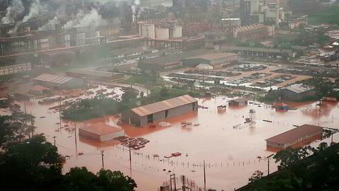 Kraftig regnvær førte til at store områder ved aluminaraffineriet Alunorte ble oversvømt 17. februar. Hydro innrømmet i mars at disse oversvømmelsene førte til flere ulovlige utslipp av ubehandlet regnvann fra anlegget