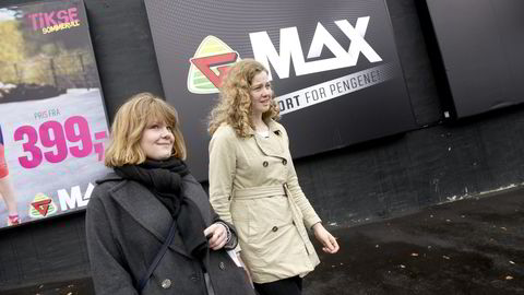 Mens Cecilie Hognerud (til venstre) setter pris på det store utvalget hos G-Max, handler venninnen Marie Ommundsen helst hos de mindre sportsforhandlerne. Foto: Elin Høyland