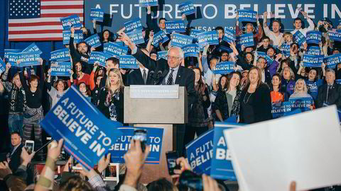 Bernie Sanders på scenen under valgvaken, etter å ha vunnet primærvalget i New Hamshire. Foto: Johannes Worsøe Berg