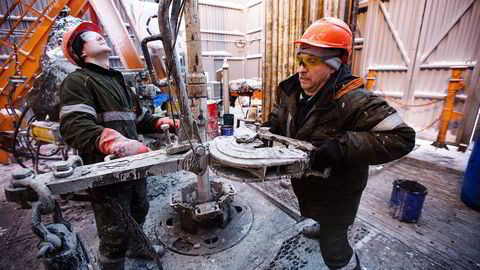 DYR DRIFT.  Nederlandske Shell, her i samarbeid med russiske Gazprom Neft, selger eiendeler for å finansiere driften. Foto: Bloomberg News