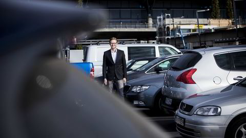 Nabobil-gründer Christoffer Moen fotografert på Oslo Lufthavn Gardermoen. Om kun dager kan man hente ut eller levere privatbiler for utleie ved landets flyplasser via Narvesen. Foto: Adrian Nielsen