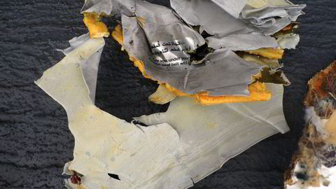 Vrakdeler fra EgyptAir-flyet som styrtet i Middelhavet 19. mai. Nå kan et signal fra flyets «svarte bokser» være fanget opp. FOTO: Reuters / NTB scanpix