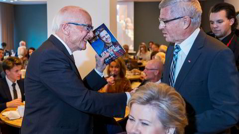 Kjell Magne Bondevik ga Kåre Willoch Knut Arild Hareides bok om Kristelig Folkeparti som gave på søndag. Like ved satt statsminister Erna Solberg.