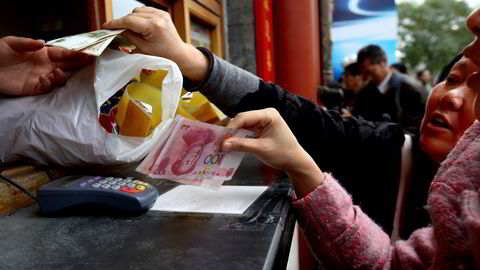 Når mange nå står friere til å flytte penger inn og ut av Kina, blir det ikke enkelt å holde prisen på valutaen, det vil si valutakursen, stabil. Den kinesiske sentralbanken har innsett det. Markedet må få en større rolle å spille. Her blir det handlet i kinesiske yuan i Beijing, Khina. Foto: Tomohiro Ohsumi,