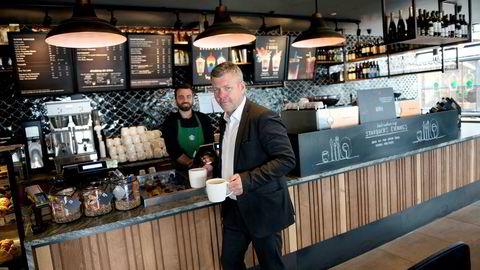 Det er idag 17 Starbucks-caféer i Norge og 10 i Sverige. Mens de norske kaffebarene bedret lønnsomheten ifjor, går Starbucks-kjeden fortsatt med tap i Sverige. Her kjøper konsernsjef Sverre Helno i Umoe Restaurants kaffe av Fotis Daflas på Starbucks på Aker Brygge Aker Brygge.