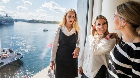 Advokatene Maiken Foss Mikalsen (29) (fra venstre) og Kari Ellila Brodahl (27) jobber på engelsk. Hr-rådgiver Jenny Meinich (26) sier at gode språkkunnskaper verdsettes, men ikke er et krav for å få jobb i Wiersholm.
