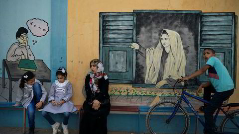 To palestinske jenter utenfor en skole som drives av UNRWA i Gaza by da skolen startet denne uken.