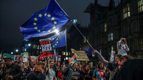 Utenfor Parlamentet var det tirsdag kveld demonstrasjon mot regjeringen og mot brexit. Onsdag skal representantene debattere et forslag om enda en utsettelse av EU-utmeldingen.