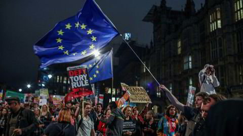 Utenfor Parlamentet var det tirsdag kveld demonstrasjon mot regjeringen og mot brexit. Onsdag skal representantene debattere et forslag om enda en utsettelse av EU-utmeldingen.