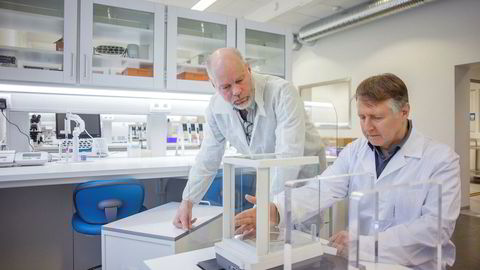 Øyvind S. Bruland og Roy Hartvig Larsen (til høyre) er godt i gang med sin tredje start-up med egenutviklet teknologi for kreftstråling, her i sitt nye laboratorium i Nydalen hvor de utvikler et produkt mot kreft i bukhulen.