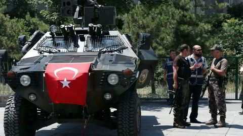 Tyrkiske sikkerhetsoffiserer vokter utenfor lokalene der 27 generaler ble forhørt mandag. Foto: Burhan Ozbilici/AP Photo/NTB scanpix