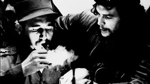 Fidel Castro og kampfelle Ernesto «Che» Guevara – før Che ble drept i Bolivia i 1967. Foto: Roberto Salas/AFP/NTB Scanpix