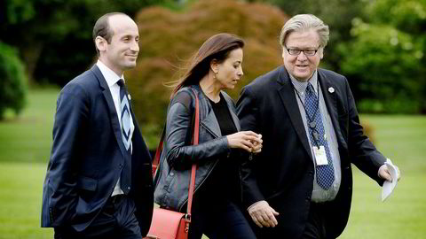 President Donald Trump bekrefter at Dina Powell er aktuell som ny FN-ambassadør. Her er Powell avbildet i fjor med Trumps tidligere sjefstrateg Steve Bannon (til høyre) og Trump-rådgiver Stephen Miller.