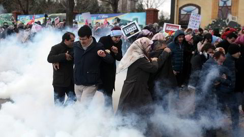 Den tyrkiske regjering stengte Zaman, avisen med størst opplag i Tyrkia, og sikkerhetsstyrker brukte tåregass og gummikuler mot demonstranter utenfor avisens kontorer, skriver artikkelforfatteren. Foto: AP/NTB Scanpix