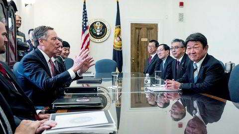 USAs handelsrepresentant Robert Lighthizer (i midten til venstre), og Toshimitsu Motegi, Japans økonomiminister (til høyre), holder det første møtet i Washington torsdag 9. august.