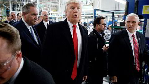 Donald Trumps tvitring kan være farlig. Her er han sammen med visepresident Mike Pence hos VVS-produsenten Carrier, som har utløst ny splid.