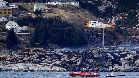 Alle de 13 ombord omkom da et helikopter styrtet i fjæresteinene ved Turøy i Øygarden kommune 29. april i år. Foto: