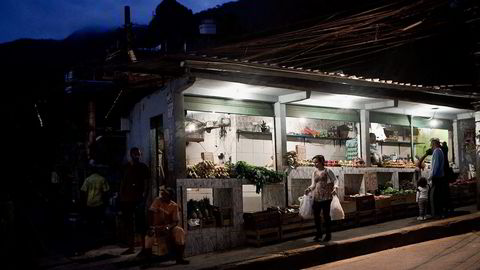 Brasils oppgang fra 2003 til 2011 skyldtes at høye råvarepriser ga inntektsvekst, men ekstrainntektene ble brukt opp på offentlig og privat forbruk. Da råvareprisene falt ble det derfor umiddelbart krise. Her handler en dame råvarer i Rio de Janeiro. Foto: Dado Galdieri/