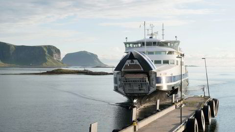 I Norge forbød Konkurransetilsynet i juli fergeselskapet Torghattens kjøp av eierandeler i Fjord 1. Selv om slike inngrep kan ha en betydelig direkte virkning i den konkrete saken, kan imidlertid de preventive virkningene av konkurransereglene være enda viktigere for forbrukerne, skriver artikkelforfatteren. Her ligger fergen Værøy fra rederiet Torghatten. Foto: Rune Ytreberg