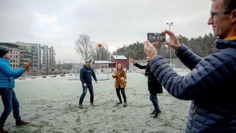 Administrerende direktør Henrik Stub Aune (fra venstre), markedssjef Paal Smith-Meyer, Marinette Hexeberg, designer Eivind Solberg og teknologidirektør Jarle Nordby-Bøe. Playfinity har laget en smartball koblet til sensorer og mobilen som gjør triksing til et spill.