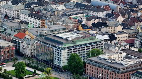 Hotellene i Bergen, her representert med Radisson Blu Hotel Norge ved Torgallmenningen, fikk en nedgang i inntekten per tilgjengelige rom på 22 prosent i oktober. Foto: