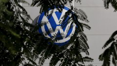 Volkswagen-logoen ved en bilforretning i Spania. Foto: Marcelo del Pozo / Reuters / NTB scanpix
