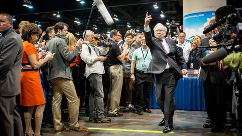 MASSITVT OPPMØTE. Warren Buffett danker ut konkurrentene i en avis­kastekonkurranse under generalforsamlingen i Omaha, Nebraska. Foto: Ørjan F. Ellingsvåg