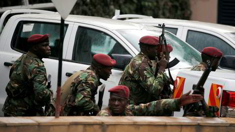 Terrorangrepet ved Dusit hotell i Kenyas hovedstad Nairobi er ennå ikke over. På bildet sitter sikkerhetsstyrker i posisjon i nærheten av der nye eksplosjoner og skudd ble hørt.