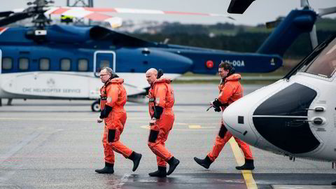 Statoil-sjef Eldar Sætre (til venstre) har sagt at det ikke skal fires på sikkerheten, men selskapet bekrefter at egne krav til helikoptertjenester ikke er fulgt i sommer. Her kommer han ut av et helikopter på Sola etter besøk på Gullfaks B i mai. Foto: Carina Johansen/