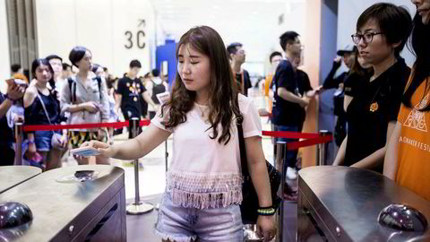 Verdens største fintech-selskap, Alipay, gjorde det høsten 2017 mulig for kinesiske turister å betale med mobilen i Norge, skriver artikkelforfatteren. Her bruker en kvinne i Hangzhou i Kina appen Alipay i en butikk.