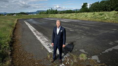 Espen Høiby i flybemanningsselskapet OSM Aviation, her fotografert ved siste rest av rullebanen på Fornebu, mener flyindustrien har behov for 100 nye piloter hver dag.
