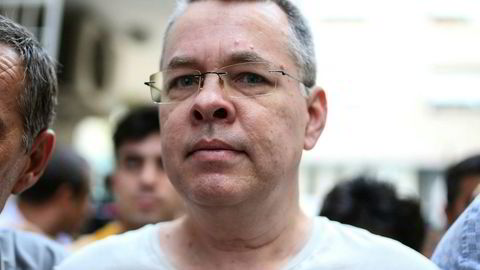 Bildet er tatt 25. juli og viser den amerikanske pastoren Andrew Craig Brunson mens han blir eskortert av tyrkisk politi i sivil til sitt hus i Izmir.
