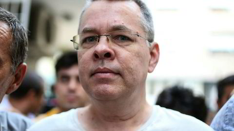 Bildet er tatt 25. juli og viser den amerikanske pastoren Andrew Craig Brunson mens han blir eskortert av tyrkisk politi i sivil til sitt hus i Izmir.