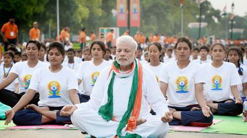 India har med yoga – her demonstrert av landets statsminister Narendra Modi – i sin klimaplan. På klima­møtet i Paris blir India en sentral aktør. Foto: Prakash Singh, AFP/NTB Scanpix