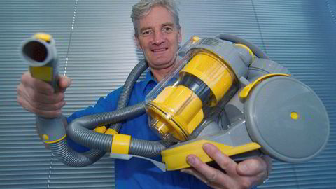 James Dyson utvikler, designer, produserer og markedsfører sine egne produkter under sitt eget navn, Dyson. Oppfinner av den posefrie støvsugeren, og en vaskemaskin med to tromler. Her poserer han med en av støvsugerne sine.