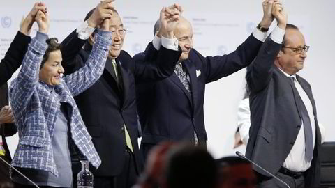 Christiana Figueres (fra venstre), Ban Ki Moon, Laurent Fabius og François Hollande jubler for at verdens land ble enige om en klimaavtale i Paris lørdag – en avtale som er bedre enn de fleste turte å tro på. Men om vi gjennomfører hvert eneste tiltak i avtalen, vil temperaturen likevel stige med mer enn to grader, skriver Erik Solheim. Foto: François Guillot, AFP/NTB Scanpix