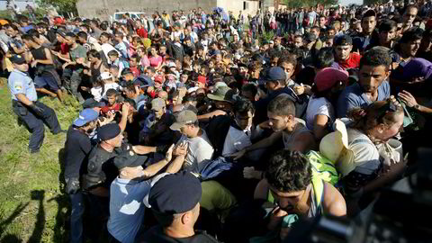 Det oppsto kaos i kroatiske Tovarnik da flere hundre migranter og flyktninger prøvde å komme seg med busser videre mot Zagreb torsdag. Flere tusen har tatt seg til Kroatia fra Serbia etter at Ungarn stengte grensene sine. Foto: