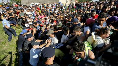 Det oppsto kaos i kroatiske Tovarnik da flere hundre migranter og flyktninger prøvde å komme seg med busser videre mot Zagreb torsdag. Flere tusen har tatt seg til Kroatia fra Serbia etter at Ungarn stengte grensene sine. Foto: