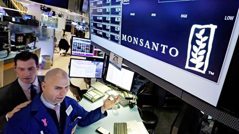 Tyske Bayer vil kjøpe den amerikanske rivalen Monsanto. Her er John McNierney (til venstre) og Philip Finale som håndterer Monsanto på New York-børsen. Foto: Richard Drew/AP/NTB Scanpix