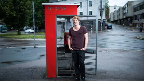 – Jeg vinner jo ikke, men det er veldig hyggelig og pussig å bli invitert, sier Christian Mikkelsen (24) om å bli nominert til komiprisen. Foto: Skjalg Bøhmer Vold