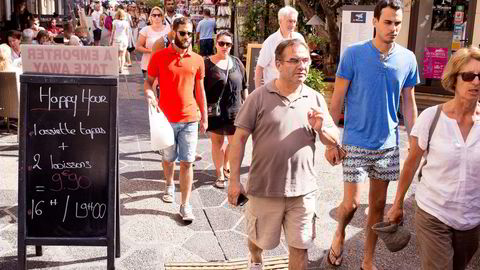 Happy Hour i en av gågatene som munner ut i Promenades des Anglais. Turistmaskinen Nice går som vanlig et kvartal unna åstedet for terrorangrepet. Foto: Gunnar Lier